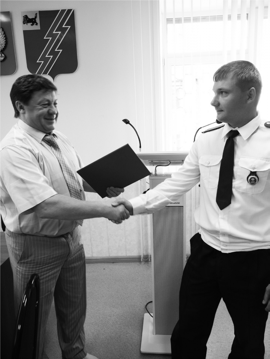 Мэр города В. С. Ташкинов награждает Владимира Фролова