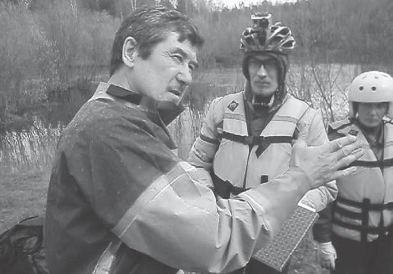 Александр Антипов проводит инструктаж перед сплавом